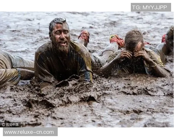 足球啤酒桶的激情碰撞让我们在赛场与酒杯之间尽享快乐时光